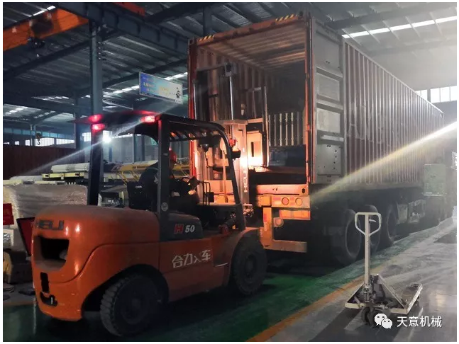 天意機(jī)械為柬埔寨客戶加工生產(chǎn)年產(chǎn)80萬(wàn)平方輕質(zhì)墻板生產(chǎn)線成功裝車啟運(yùn)！